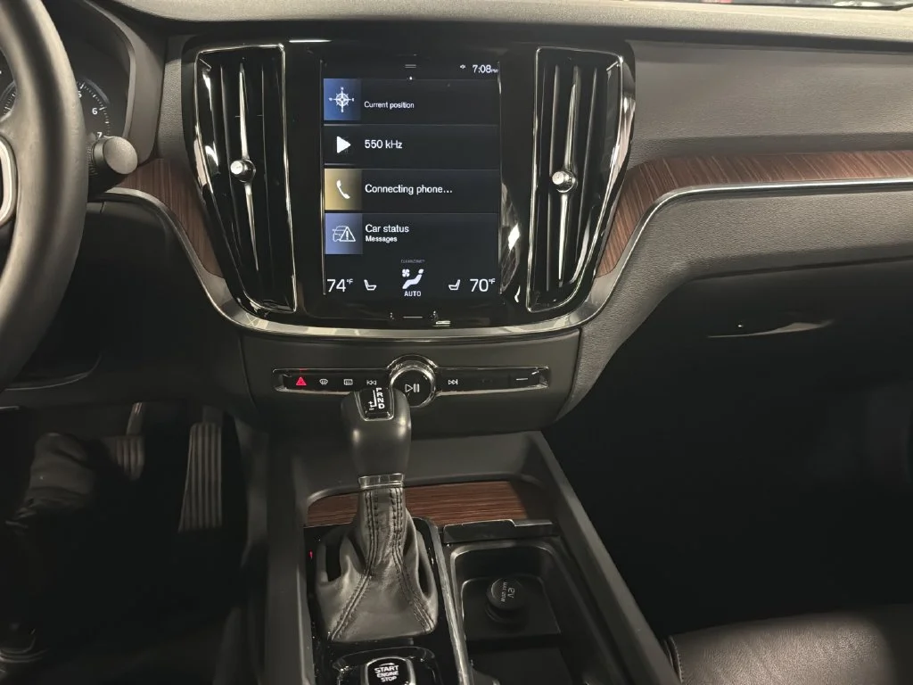 Used 2019 Black Volvo T6 Momentum image 27