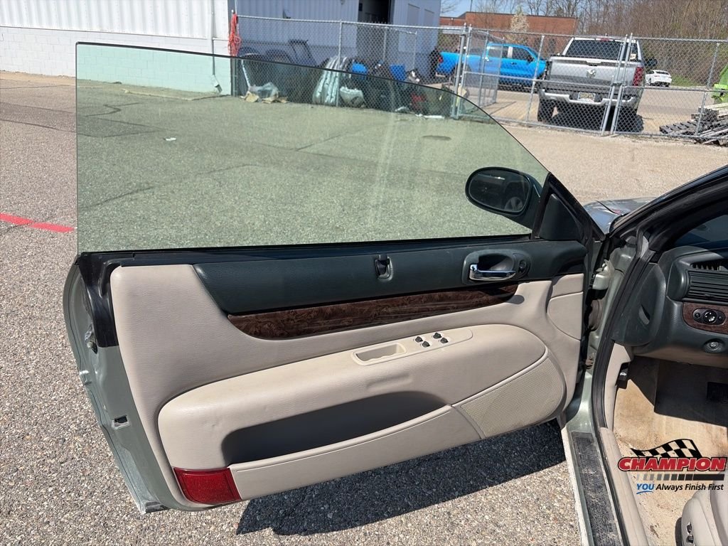Used 2005 Green Chrysler Limited image 14