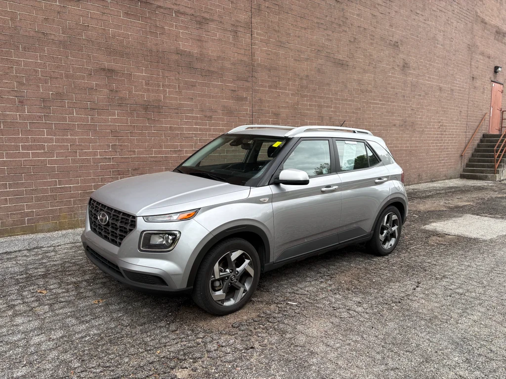 Used 2025 Shimmering Silver Hyundai SEL image 1