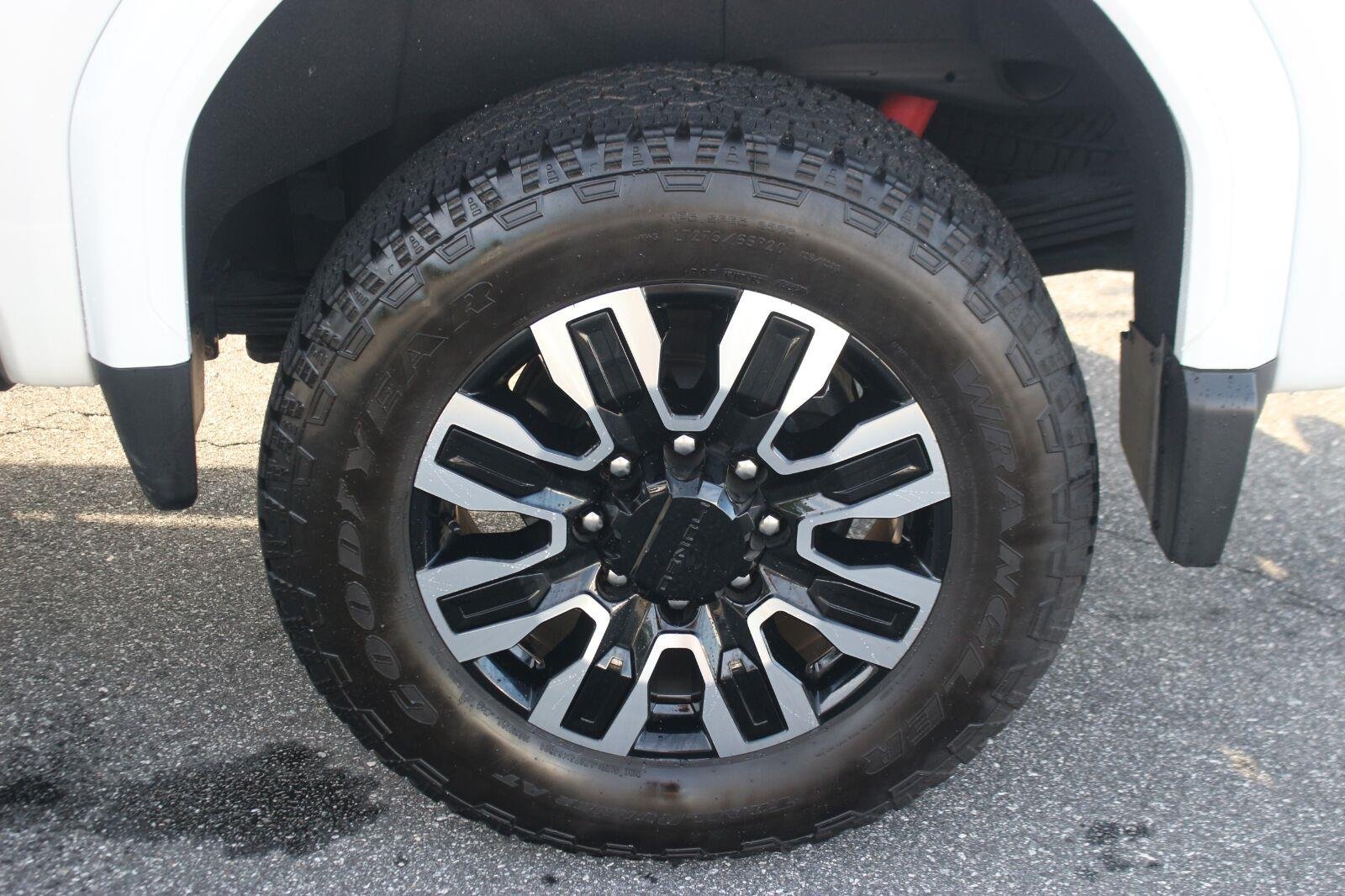 Used 2025 White Frost Tricoat GMC Denali Ultimate image 43