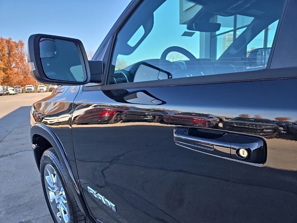 New 2026 Diamond Black Crystal Pearl-Coat Exterior Paint RAM Big Horn/Lone Star image 35