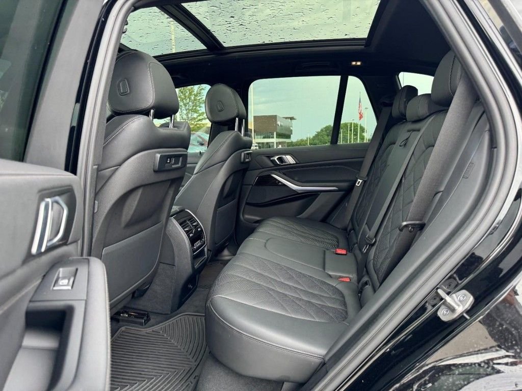 Used 2023 Black BMW xDrive40i image 10