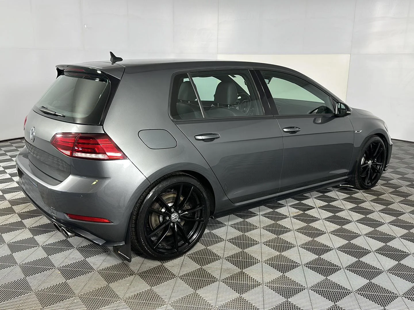 Used 2019 Indium Gray Metallic Volkswagen 4Motion image 8