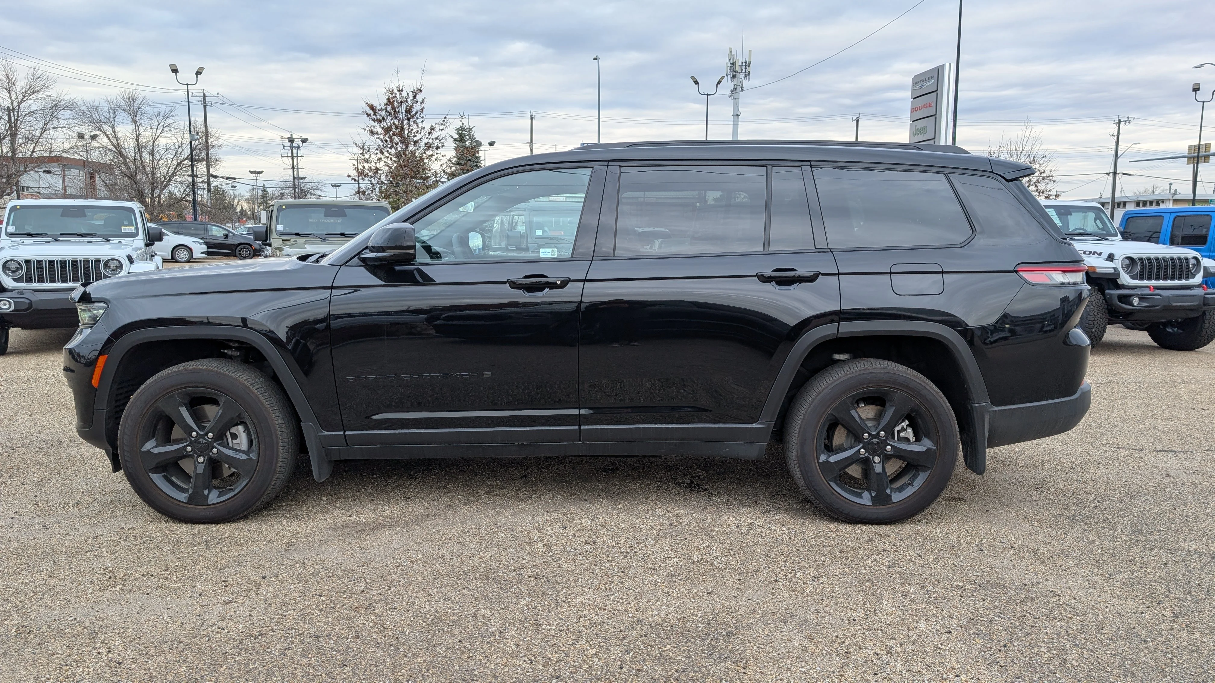 New 2025 Diamond Black Crystal Pearl Jeep Altitude image 4