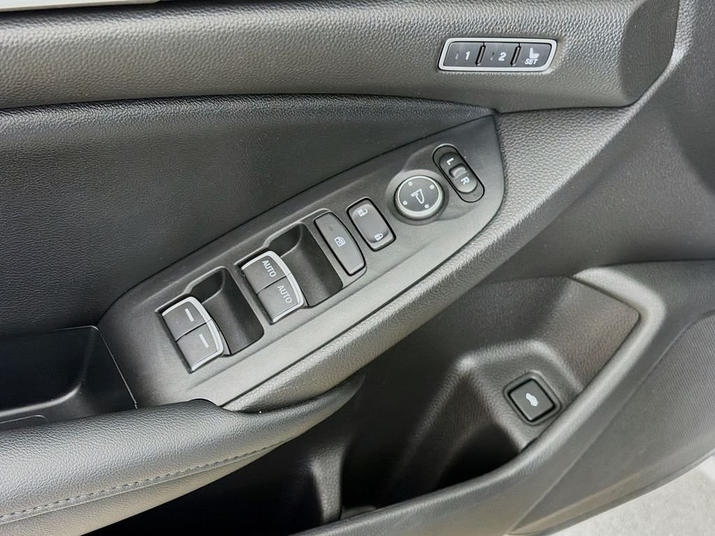Used 2022 Lunar Silver Metallic Honda Touring image 18