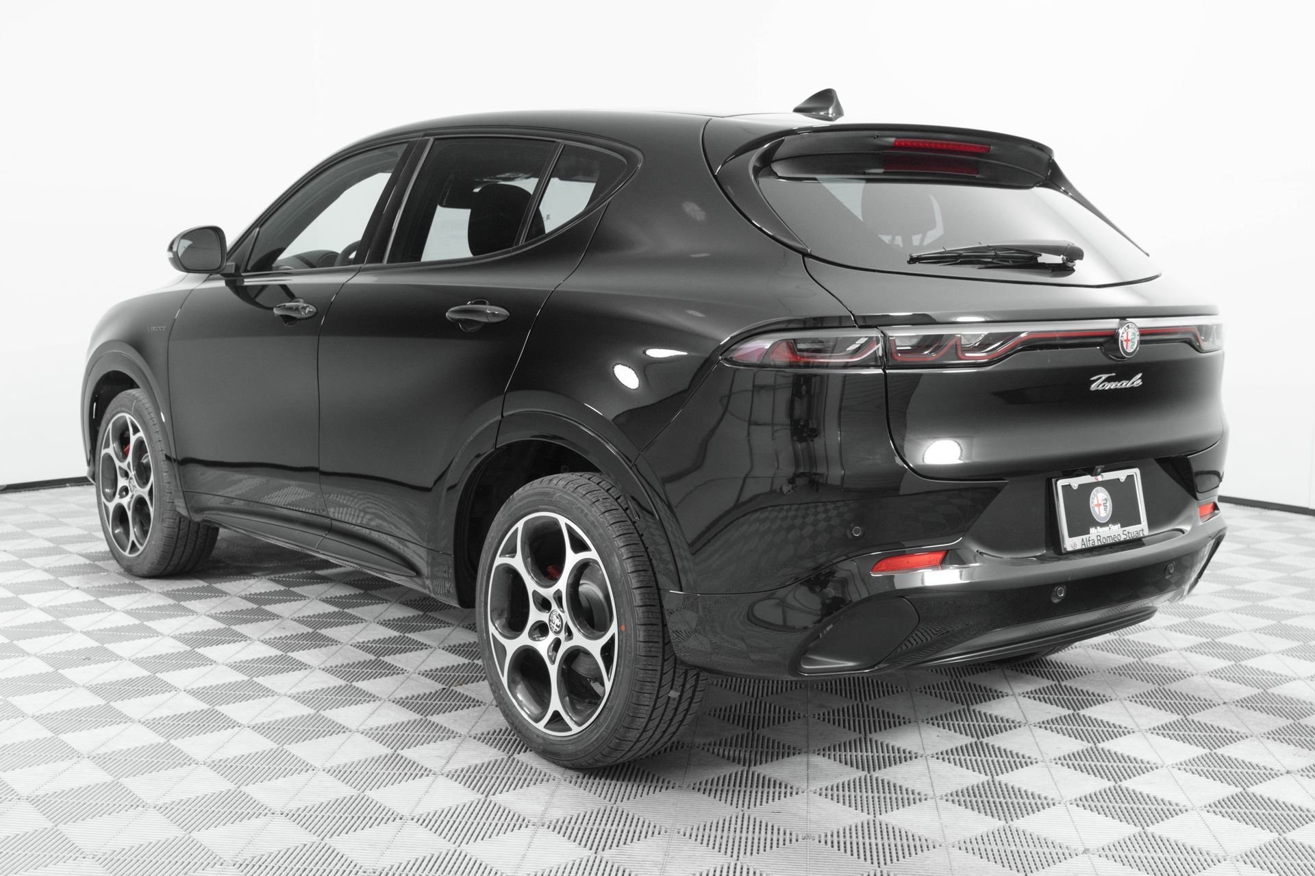 New 2025 Alfa Black Exterior Paint Alfa Romeo Base image 5