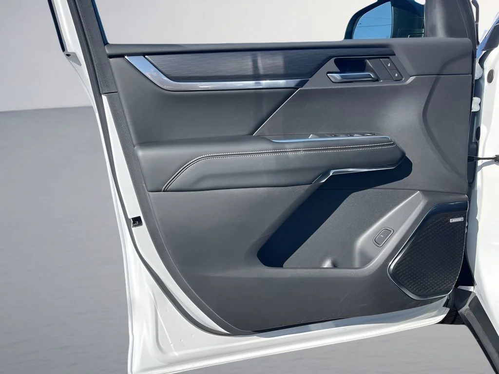 Used 2025 Summit White GMC Elevation image 23