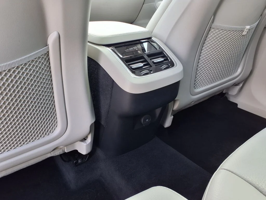 Certified Used 2025 White Volvo B5 Core image 26
