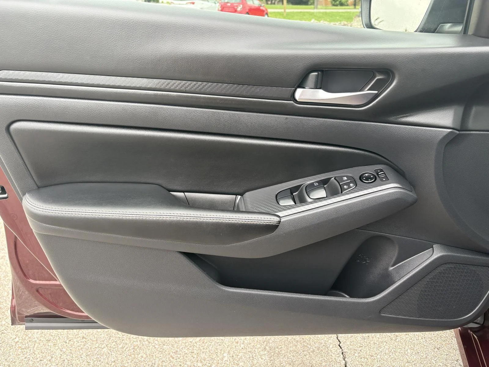 Used 2025 Garnet Pearl Metallic Nissan SV image 26