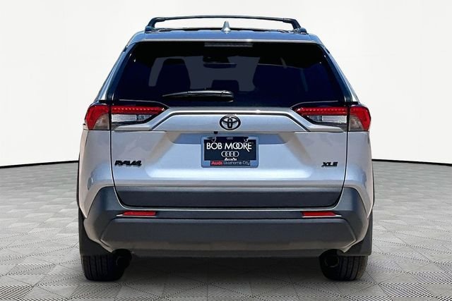 Used 2025 Silver Toyota XLE Premium image 4