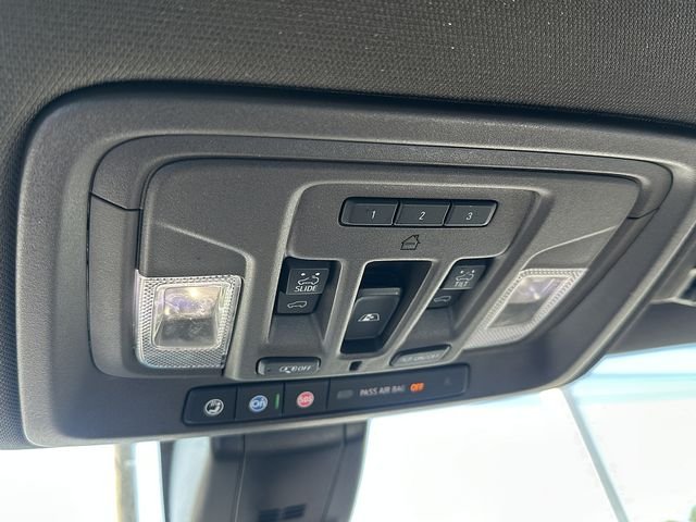 Used 2022 White GMC Denali image 37