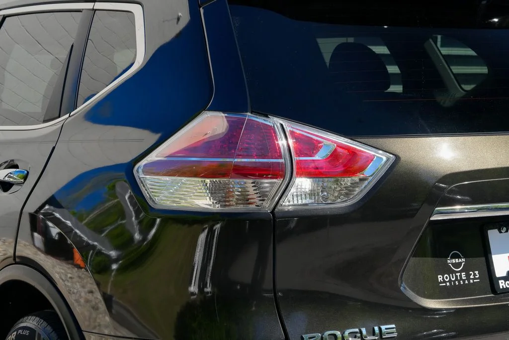 Used 2014 Black Nissan SV image 12