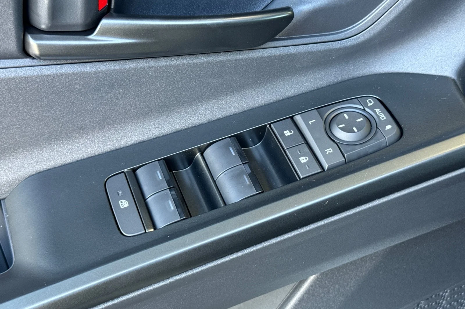 New 2027 Wind Chill Pearl <sup>1</sup> Toyota  XLE image 11