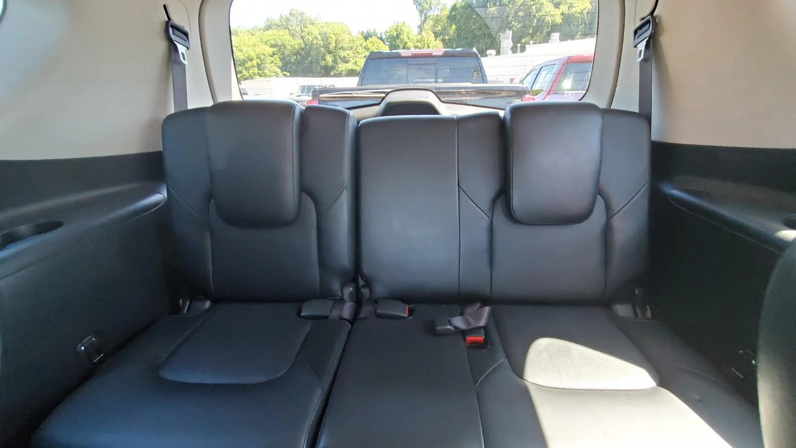 Used 2017 Liquid Platinum INFINITI Limited 4WD image 7