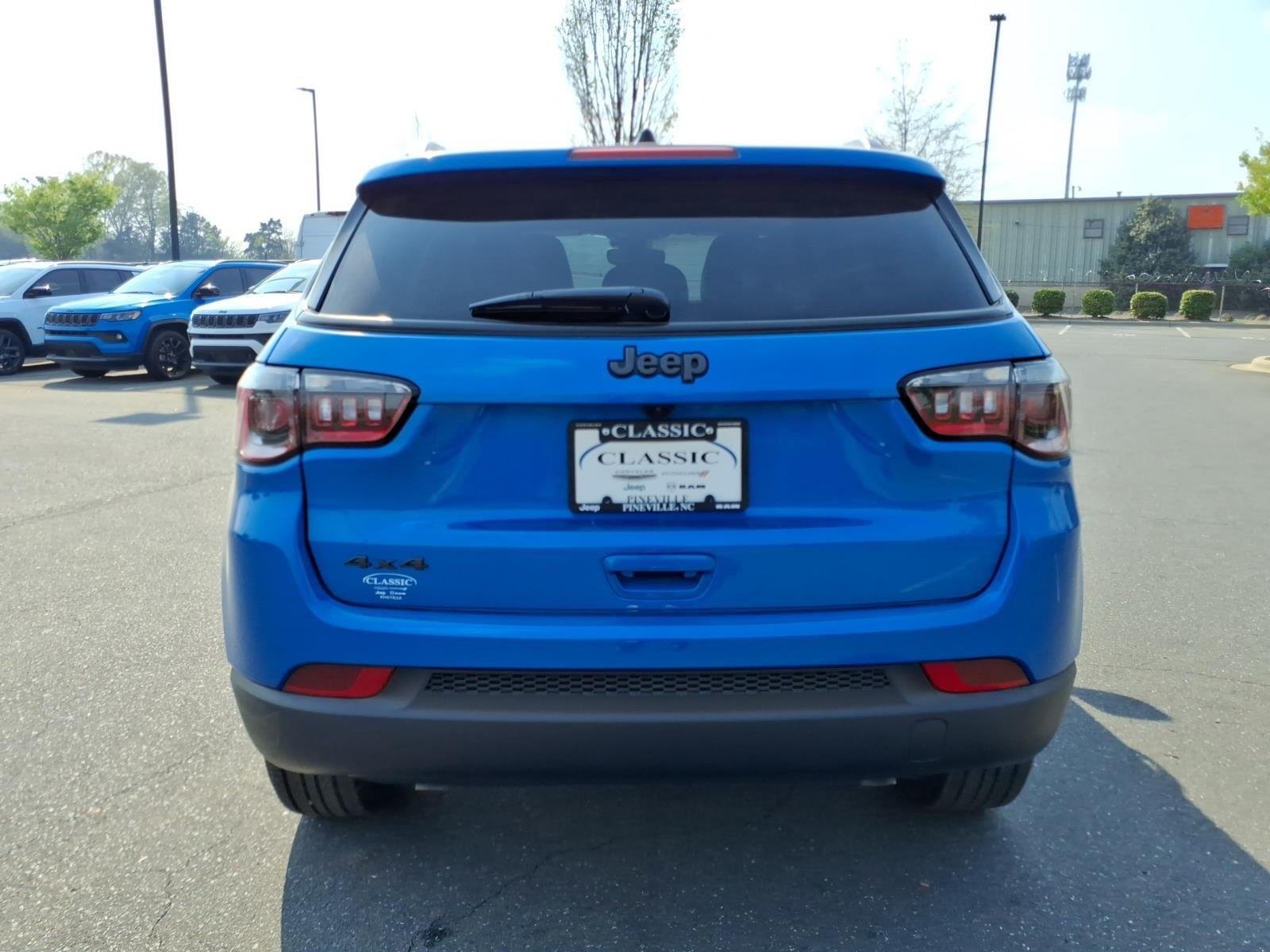 New 2026 Hydro Blue Pearl-Coat Exterior Paint Jeep Latitude Altitude image 16