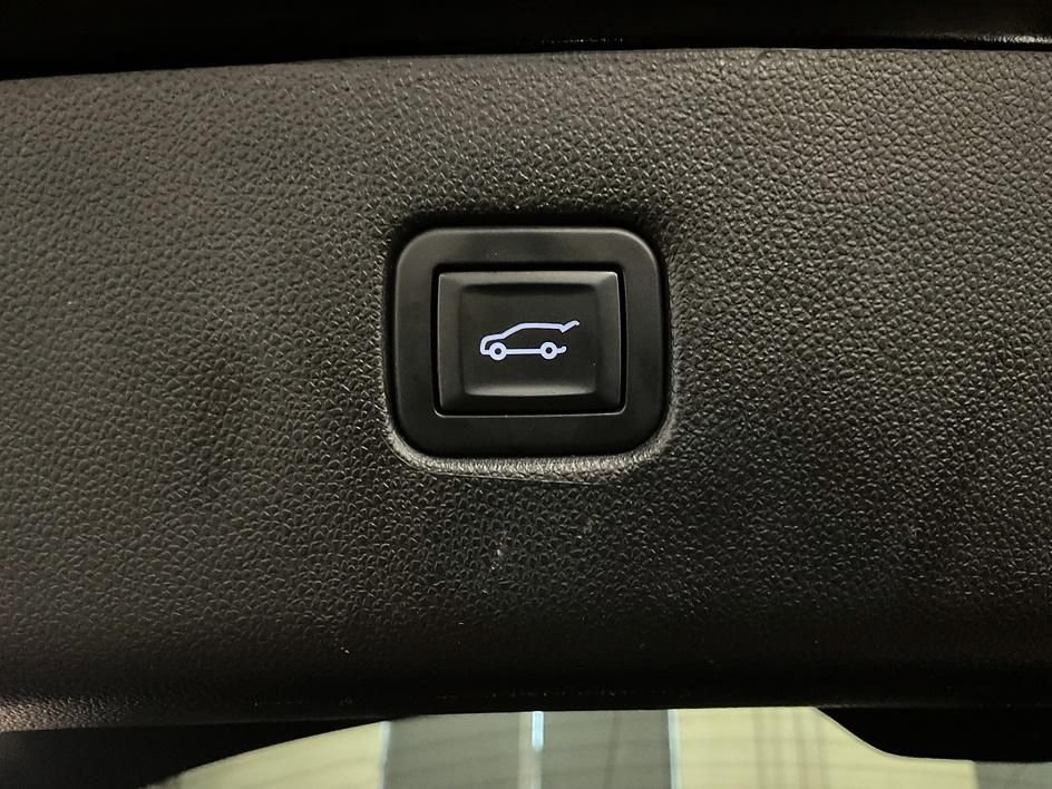 Used 2020 Black Chevrolet Premier image 18