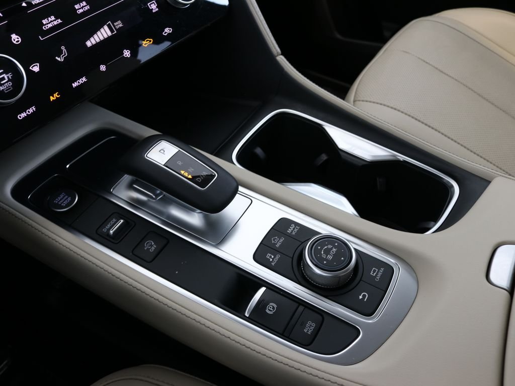 Used 2023 White INFINITI LUXE image 16