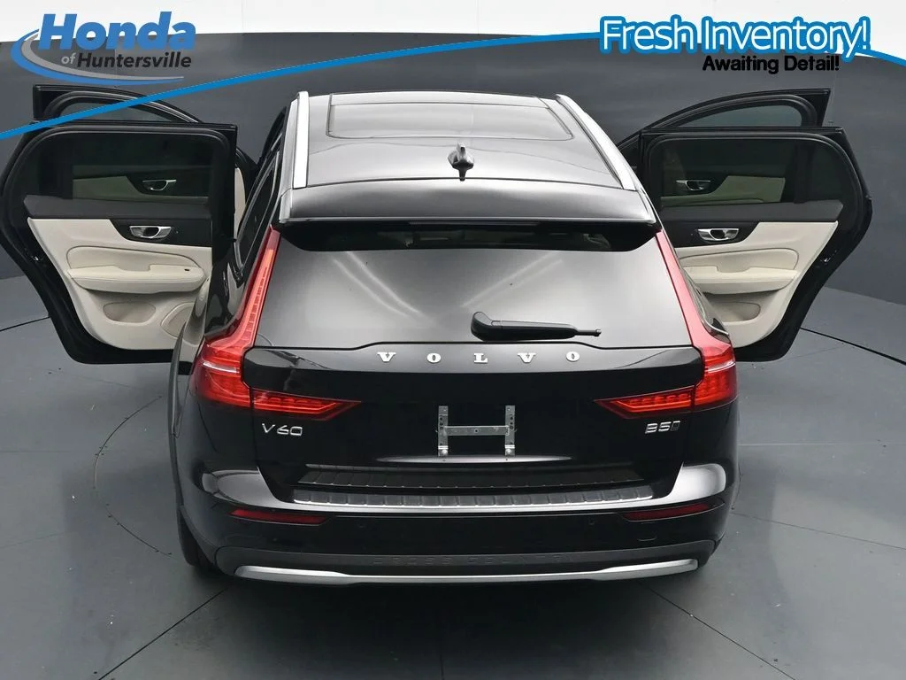 Used 2025 Onyx Black Metallic Volvo B5 Plus image 41