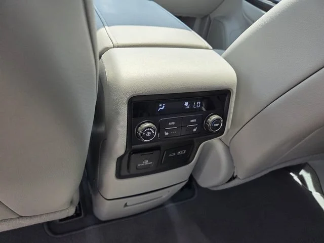 2023 GMC Acadia SLT - Photo 8