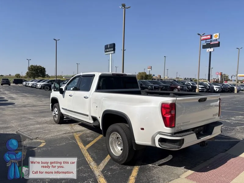 Used 2024 Pearl Chevrolet High Country image 3