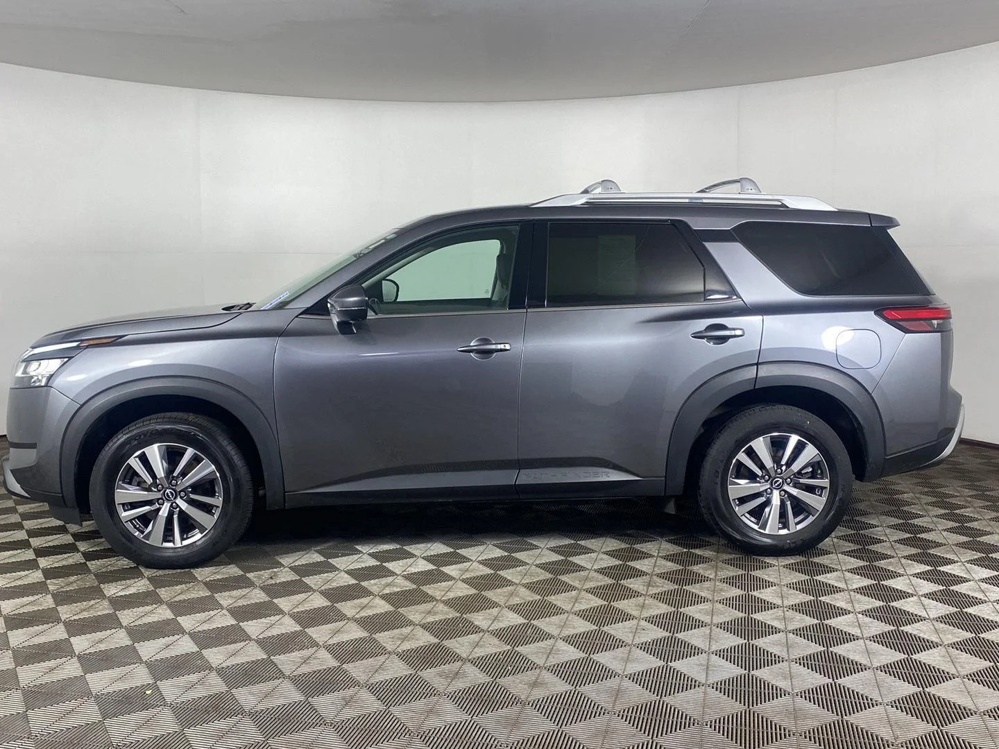Used 2023 Gun Metallic Nissan SL 4WD image 29
