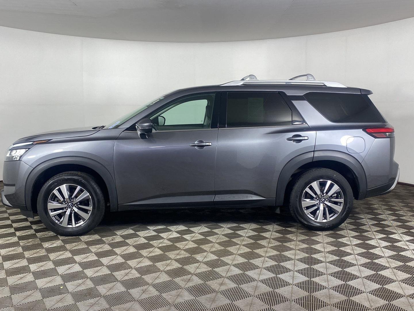 Used 2023 Gun Metallic Nissan SL 4WD image 29