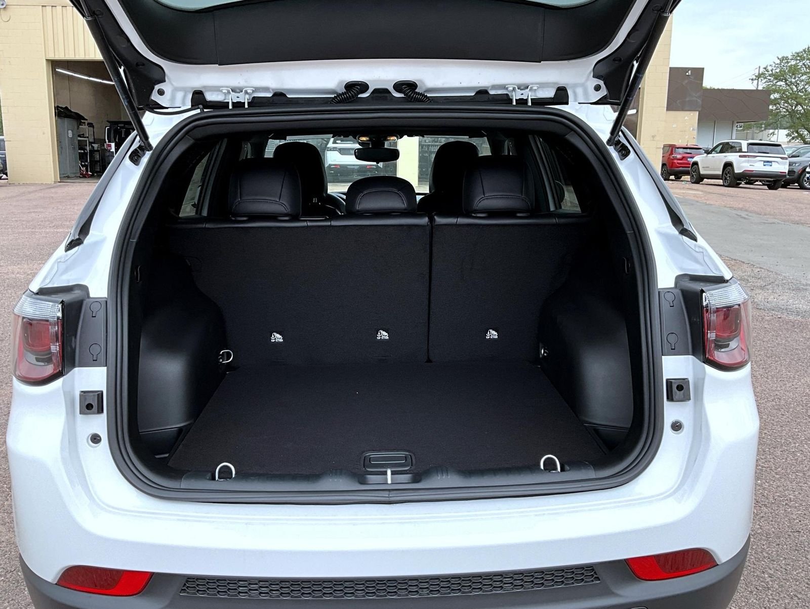 New 2026 Bright White Clearcoat Jeep Latitude image 9