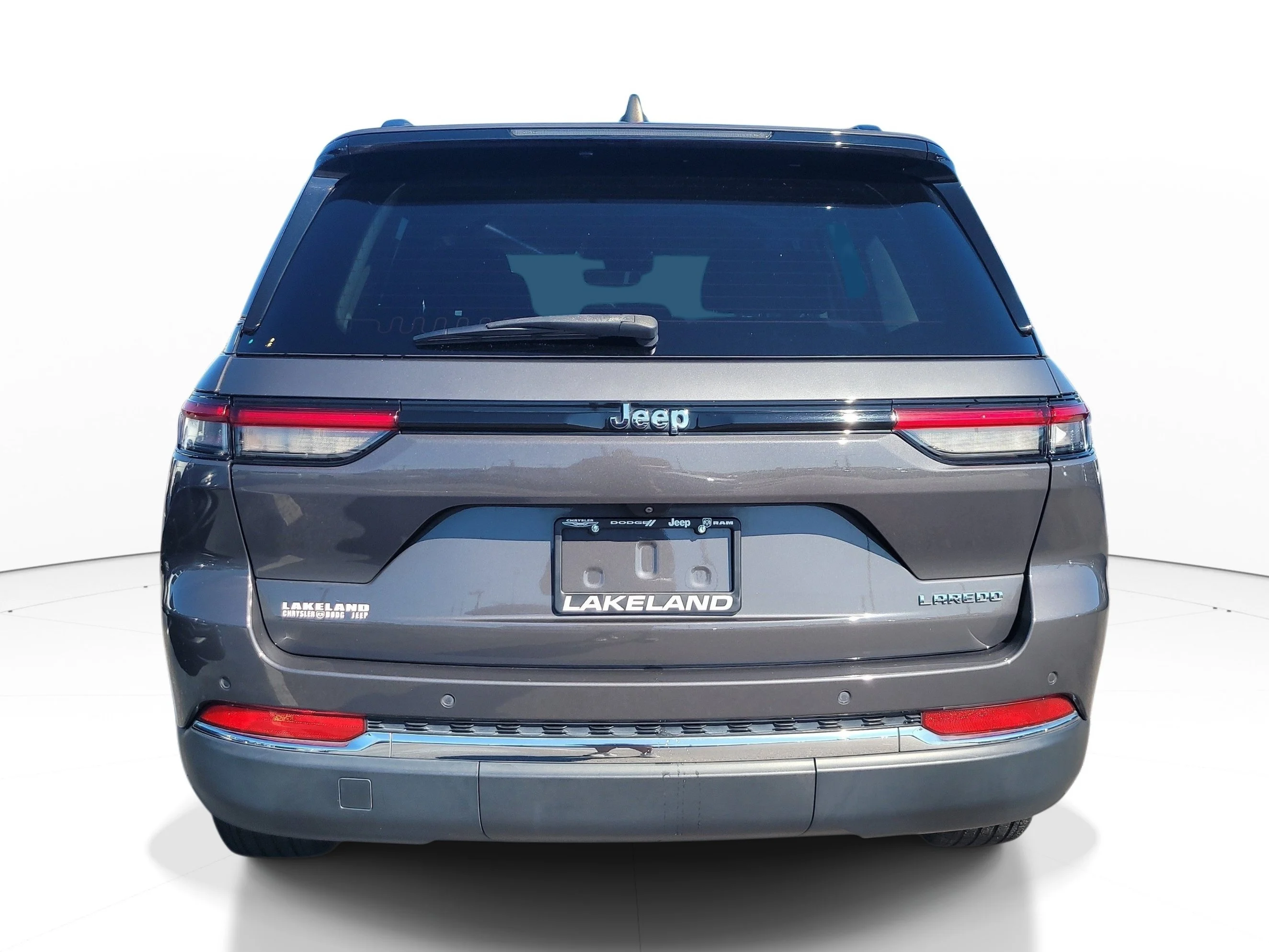 Used 2023 Baltic Gray Metallic Clearcoat Jeep Laredo image 5