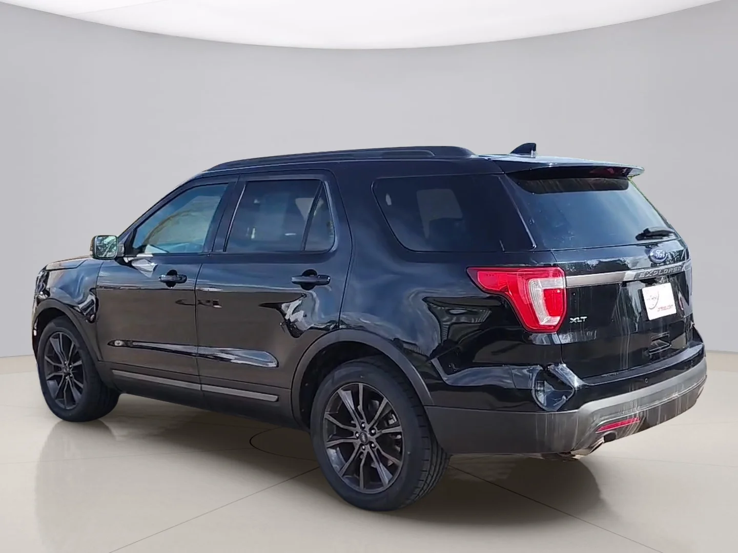 Used 2017 Black Ford XLT image 3