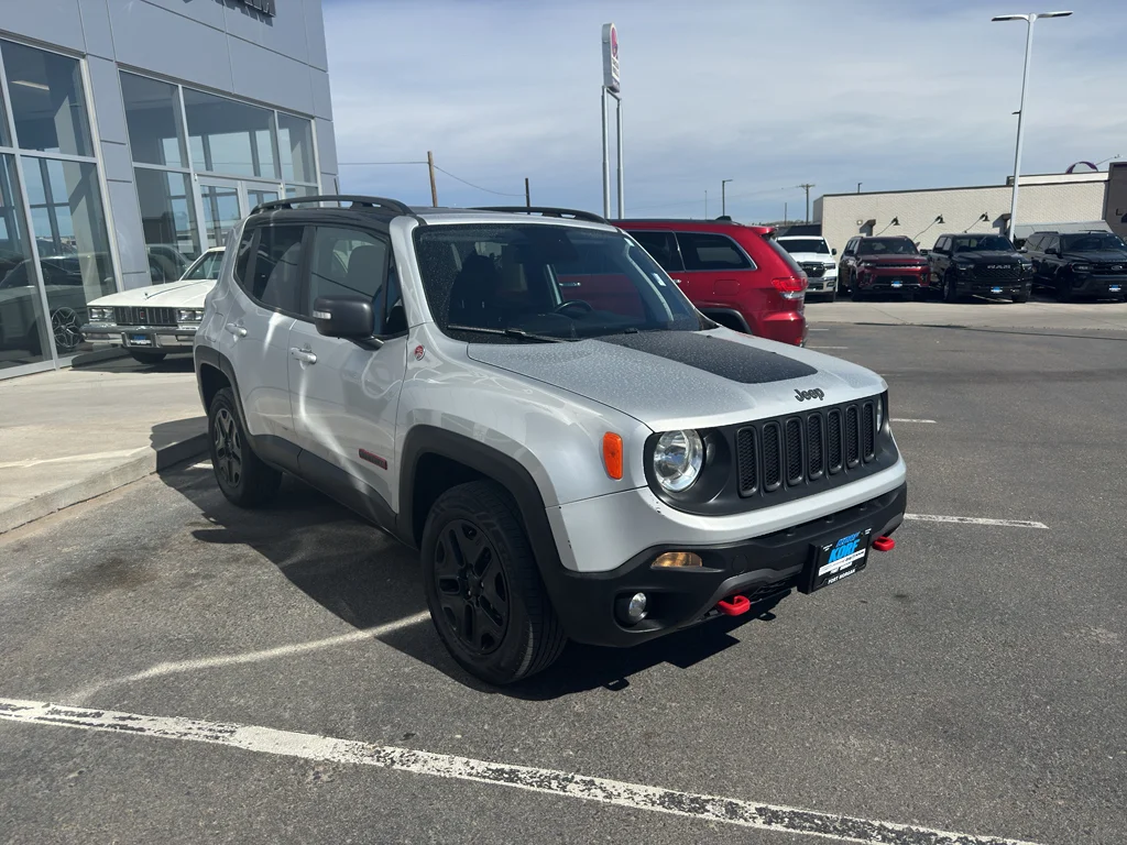 Used 2018 Glacier Metallic Jeep Trailhawk image 7