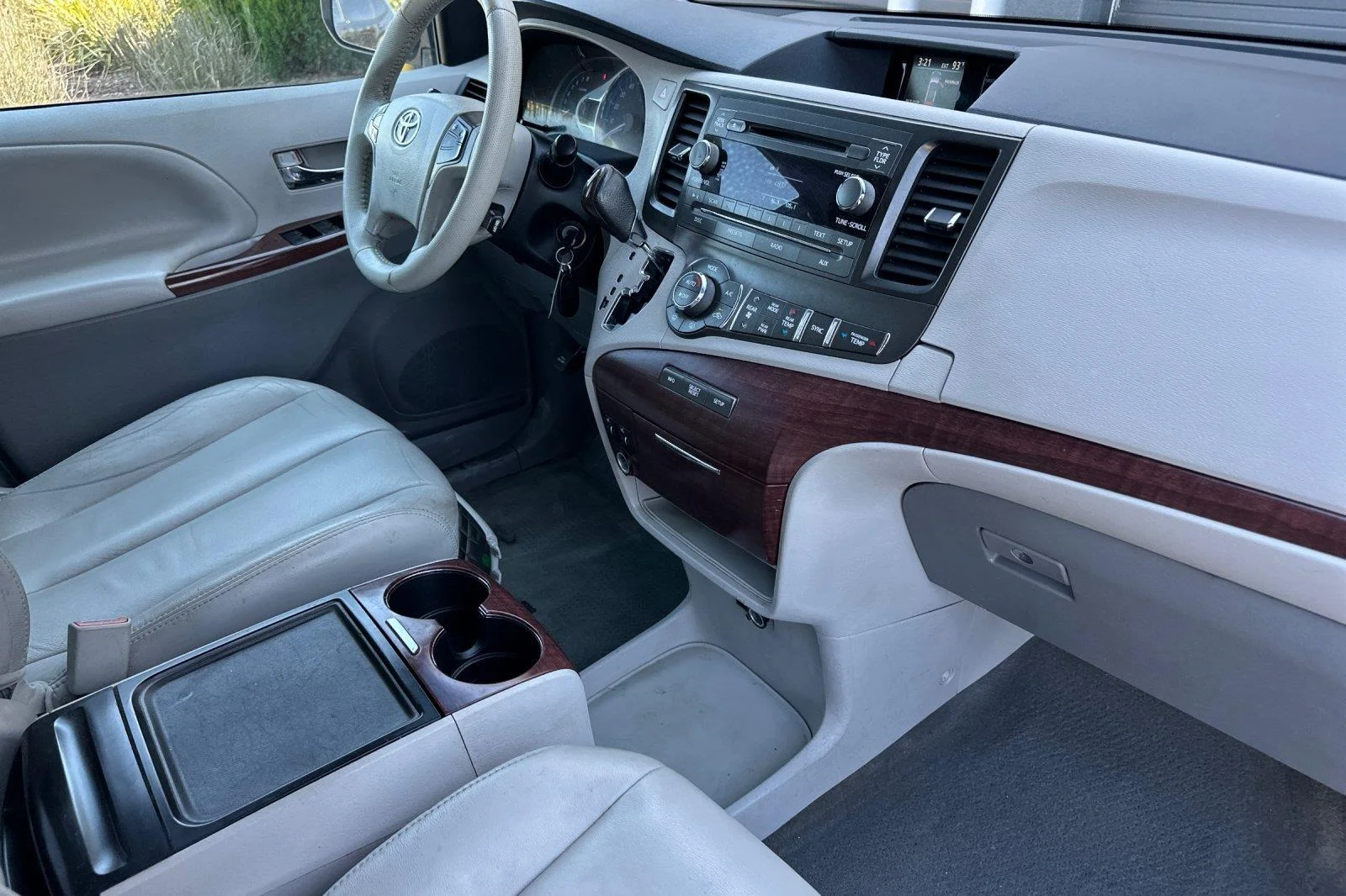 Used 2014 Super White Toyota XLE 8-Passenger image 17