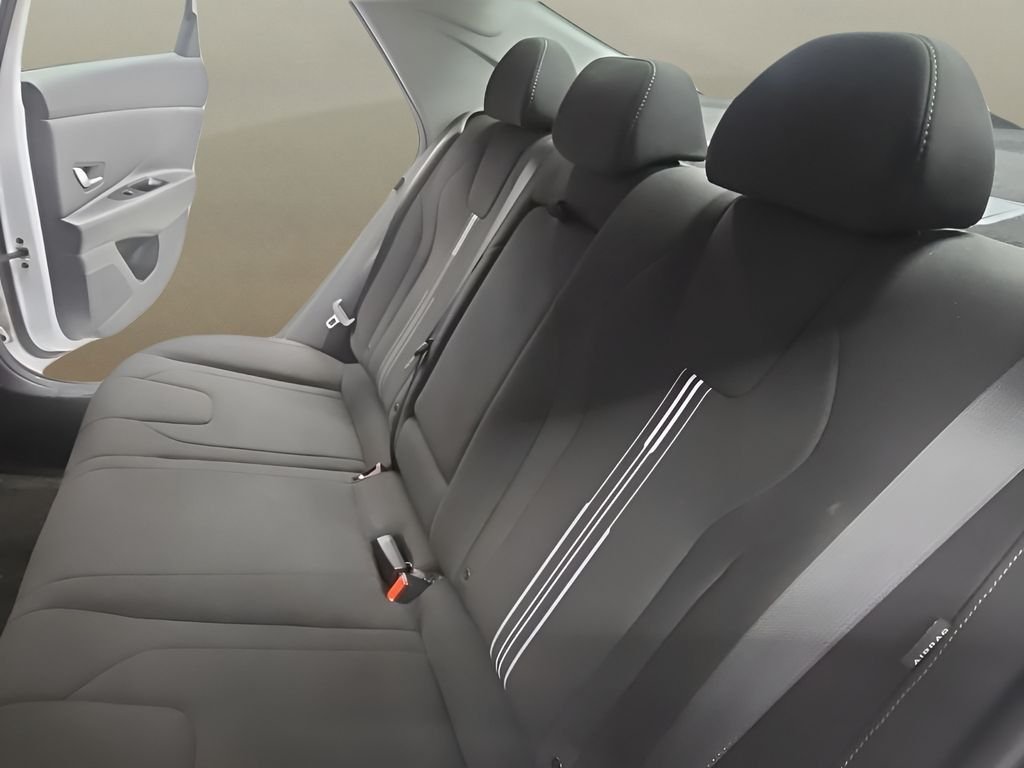 Used 2025 White Hyundai SEL Convenience image 15