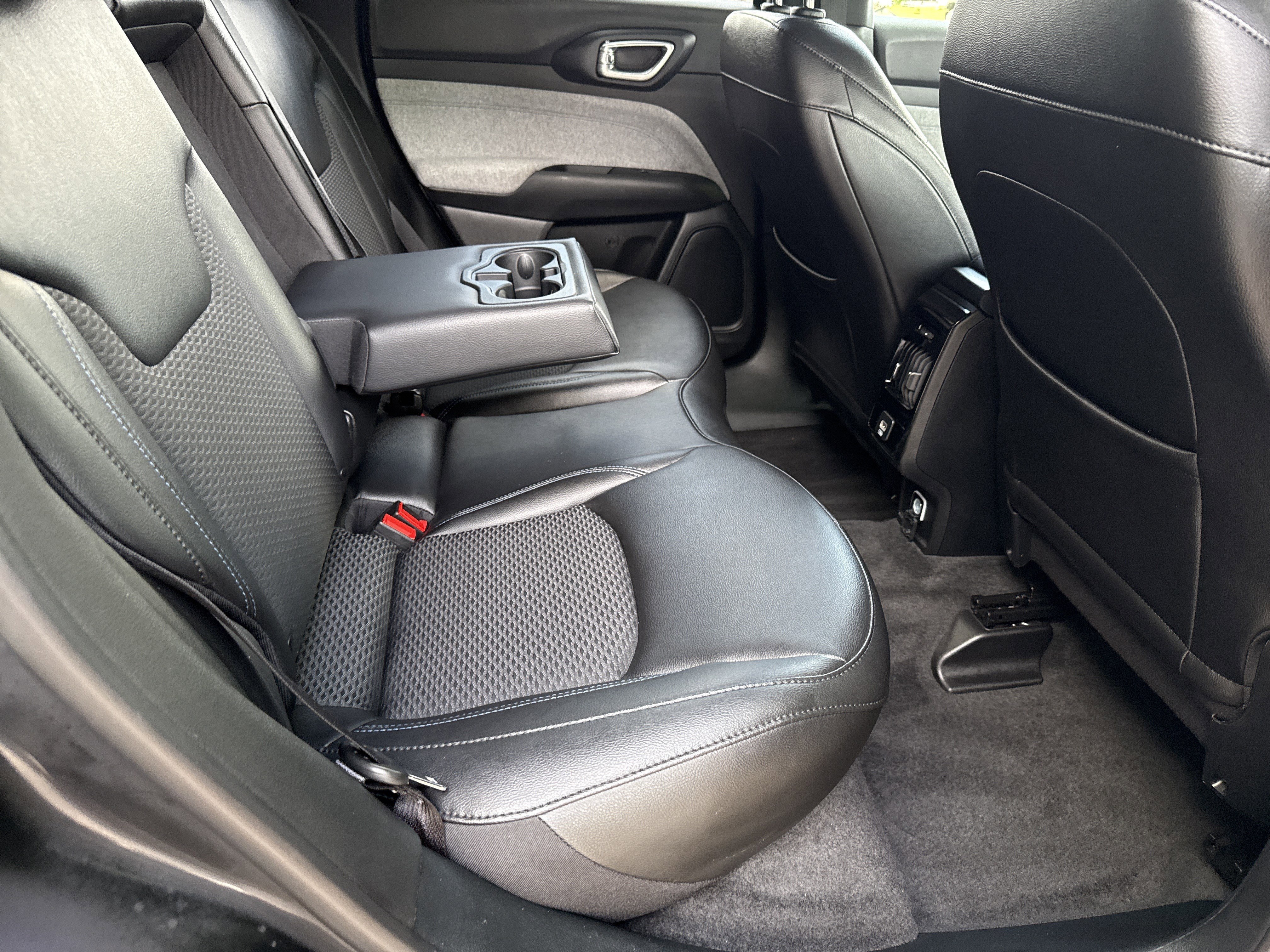 Used 2024 Diamond Black Crystal Pearlcoat Jeep Latitude image 15