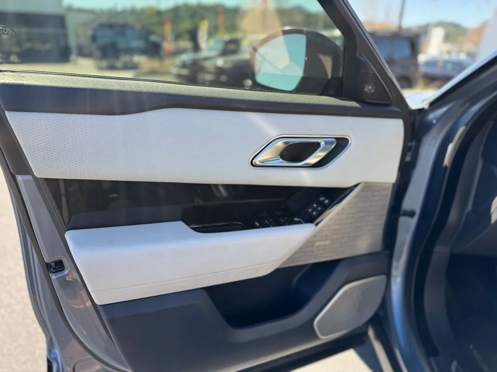 Used 2019 Byron Blue Metallic Land Rover SE R-Dynamic image 17