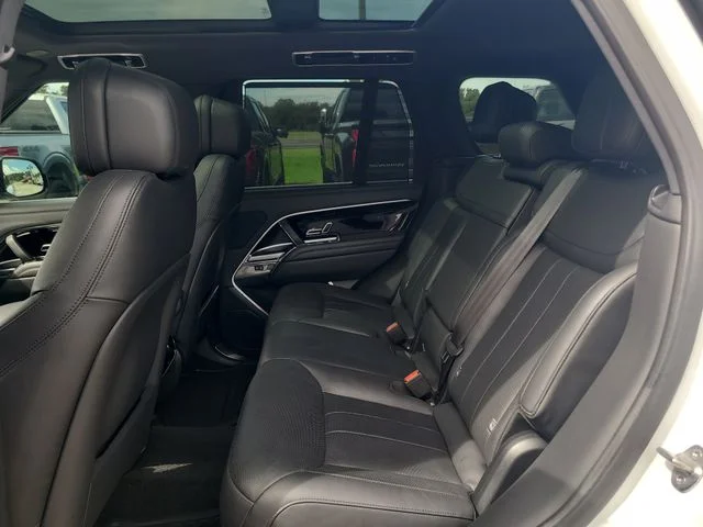 Used 2023  Land Rover SE image 13