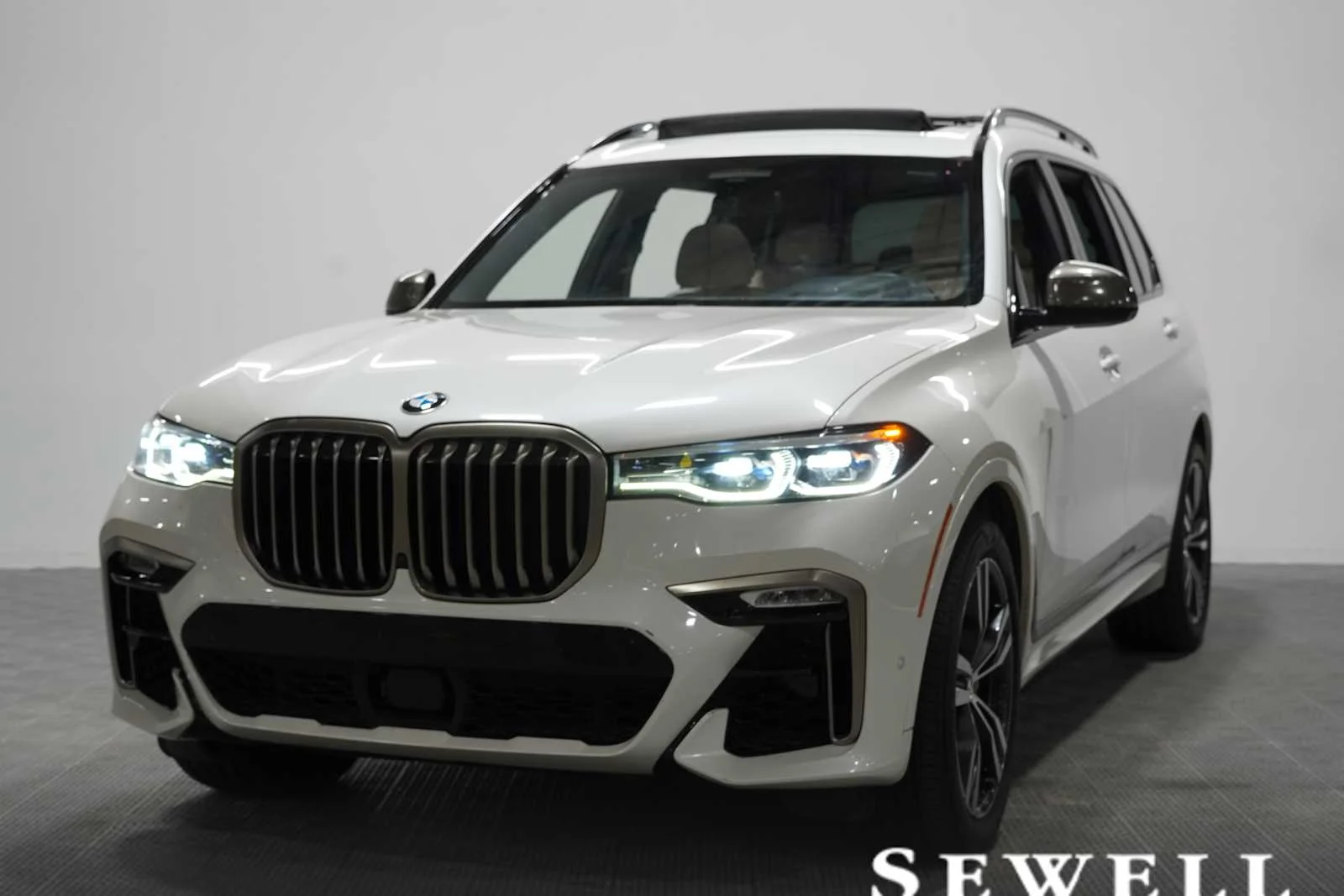 2022 BMW X7 M50i's photo