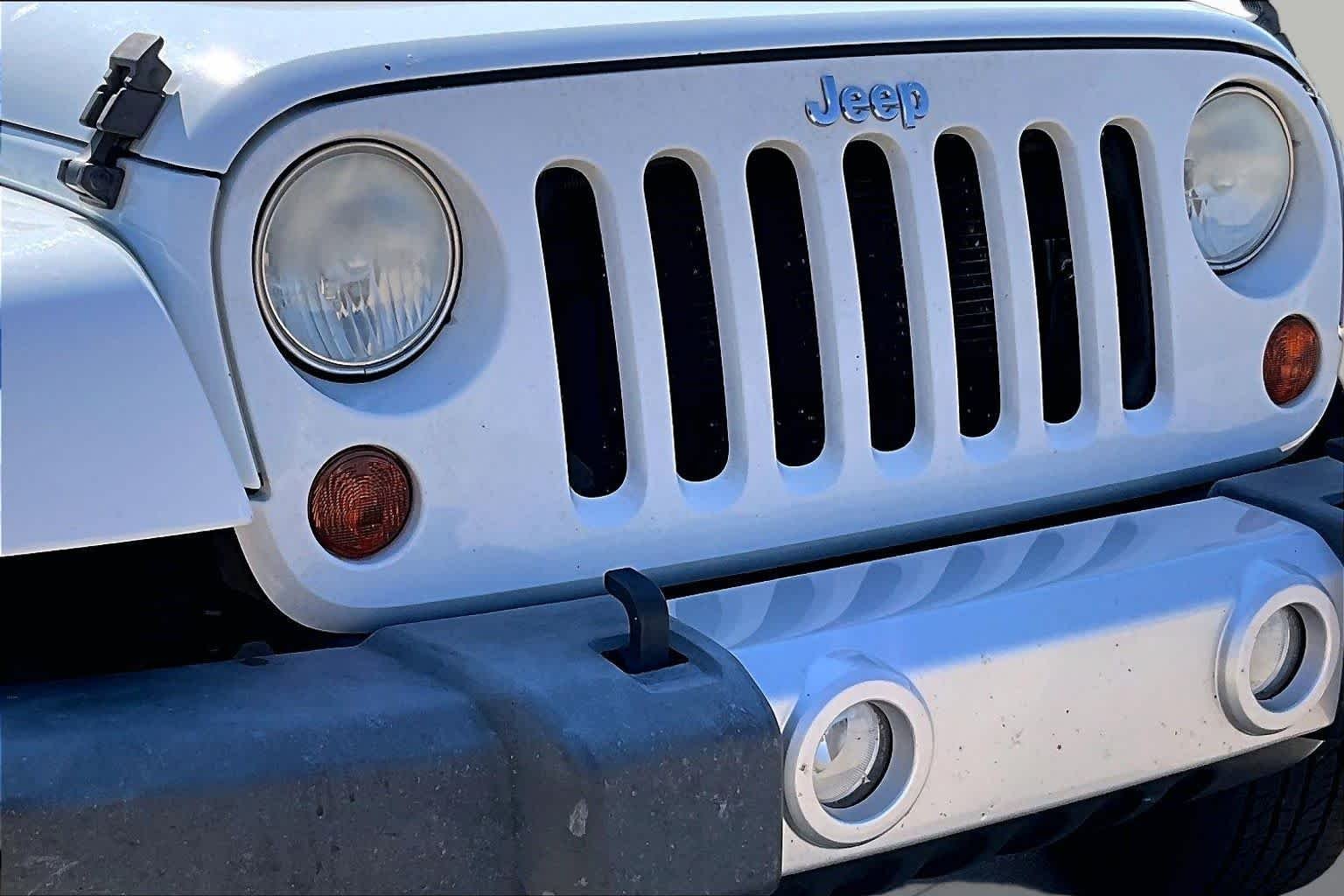 Used 2013 Bright White Jeep Sahara image 26