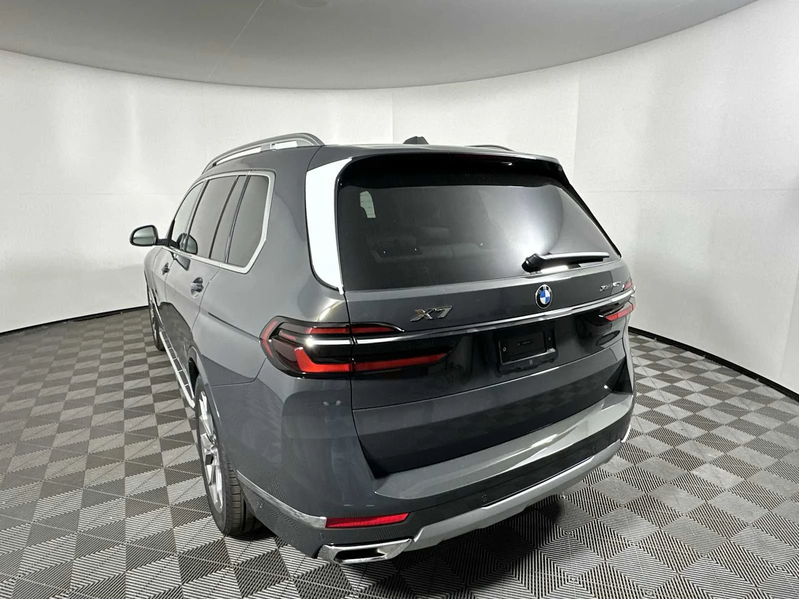 New 2026 Dravit Grey Metallic BMW xDrive40i image 3