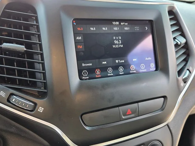 Used 2019 Silver Jeep Latitude image 20