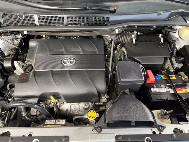 Used 2015 Silver Toyota LE image 41
