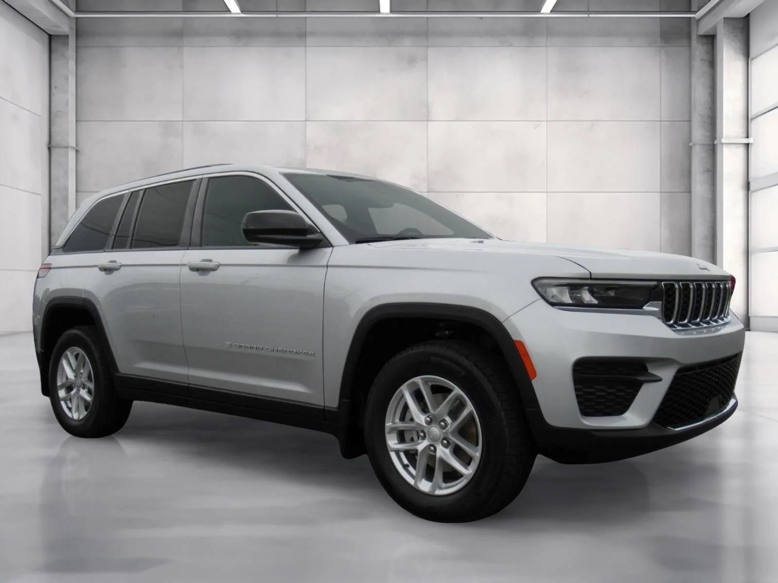 New 2026 Silver Zynith Exterior Paint Jeep Laredo X image 1