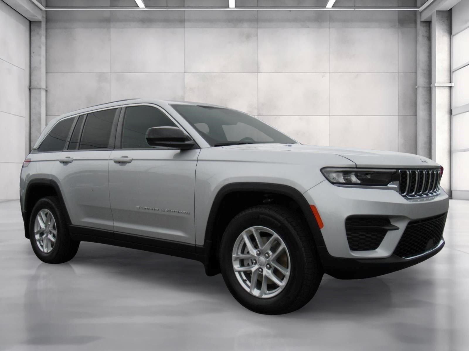 New 2026 Silver Zynith Exterior Paint Jeep Laredo X image 1