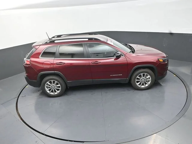 Used 2022 Red Jeep Latitude Lux image 19