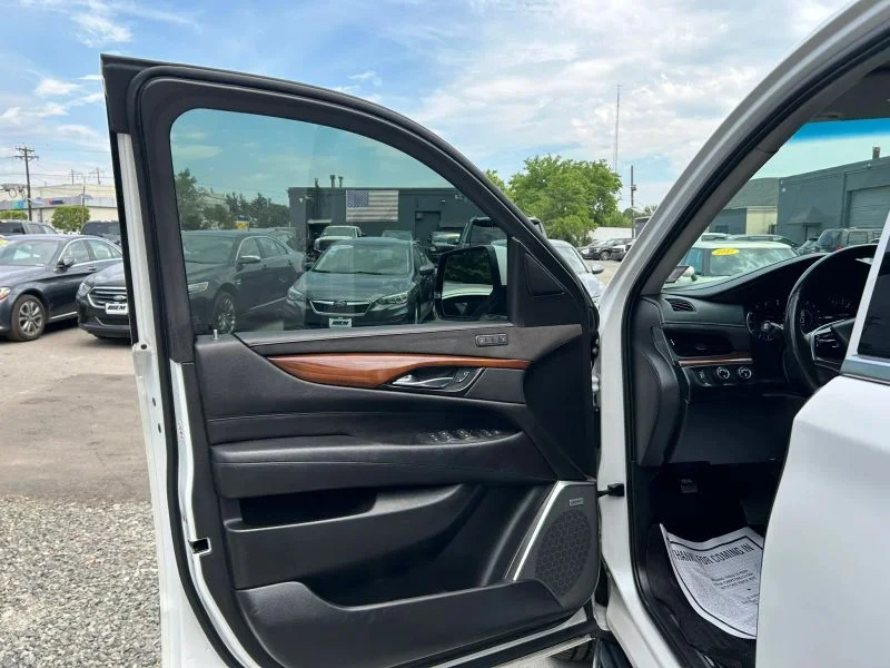 Used 2019 White Cadillac Sport Utility 4D image 43