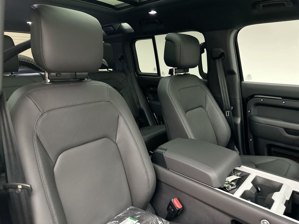 New 2026 Santorini Black Metallic Land Rover X-Dynamic SE image 6