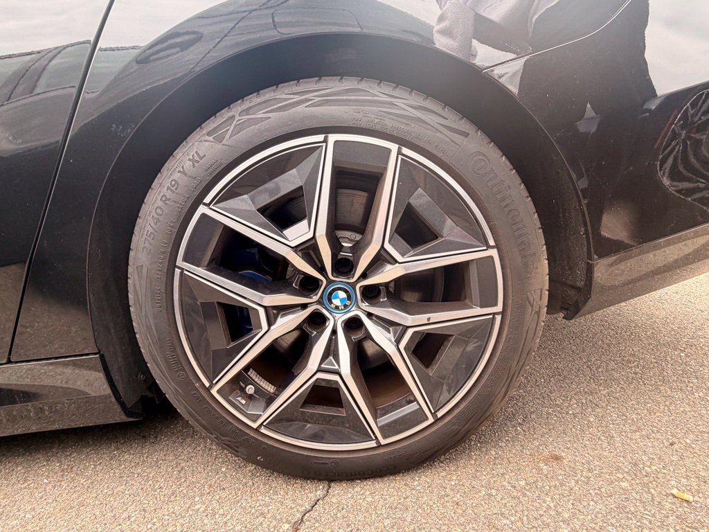 Certified Used 2024 Black Sapphire Metallic BMW M60 image 5