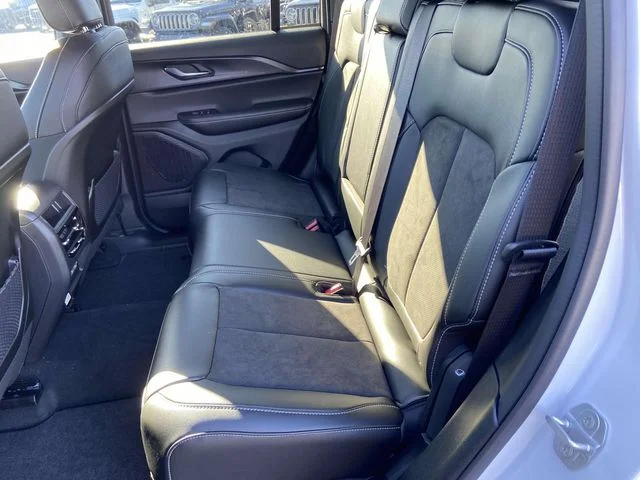New 2025 Bright White Clear-Coat Exterior Paint Jeep Altitude image 11