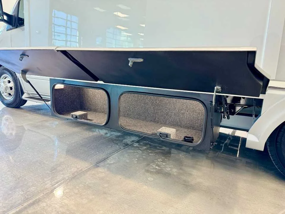 New 2025 Hightech Silver Premium Metallic AIRSTREAM  image 43