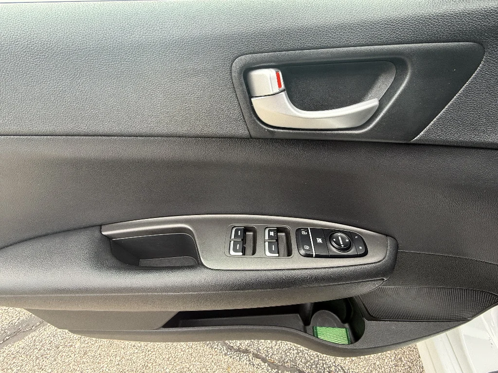 Used 2018 Snow White Pearl Kia LX image 12