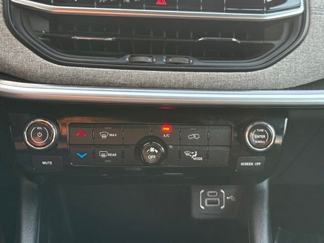 Used 2024 Silver Jeep Latitude image 19